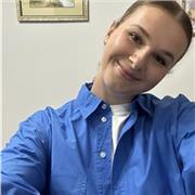 Studentessa universitaria impartisce lezioni di matematica, fisica e chimica